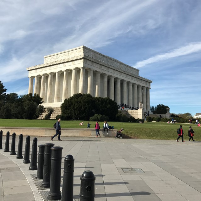 Students take a tour around the Lincoln Memorial.