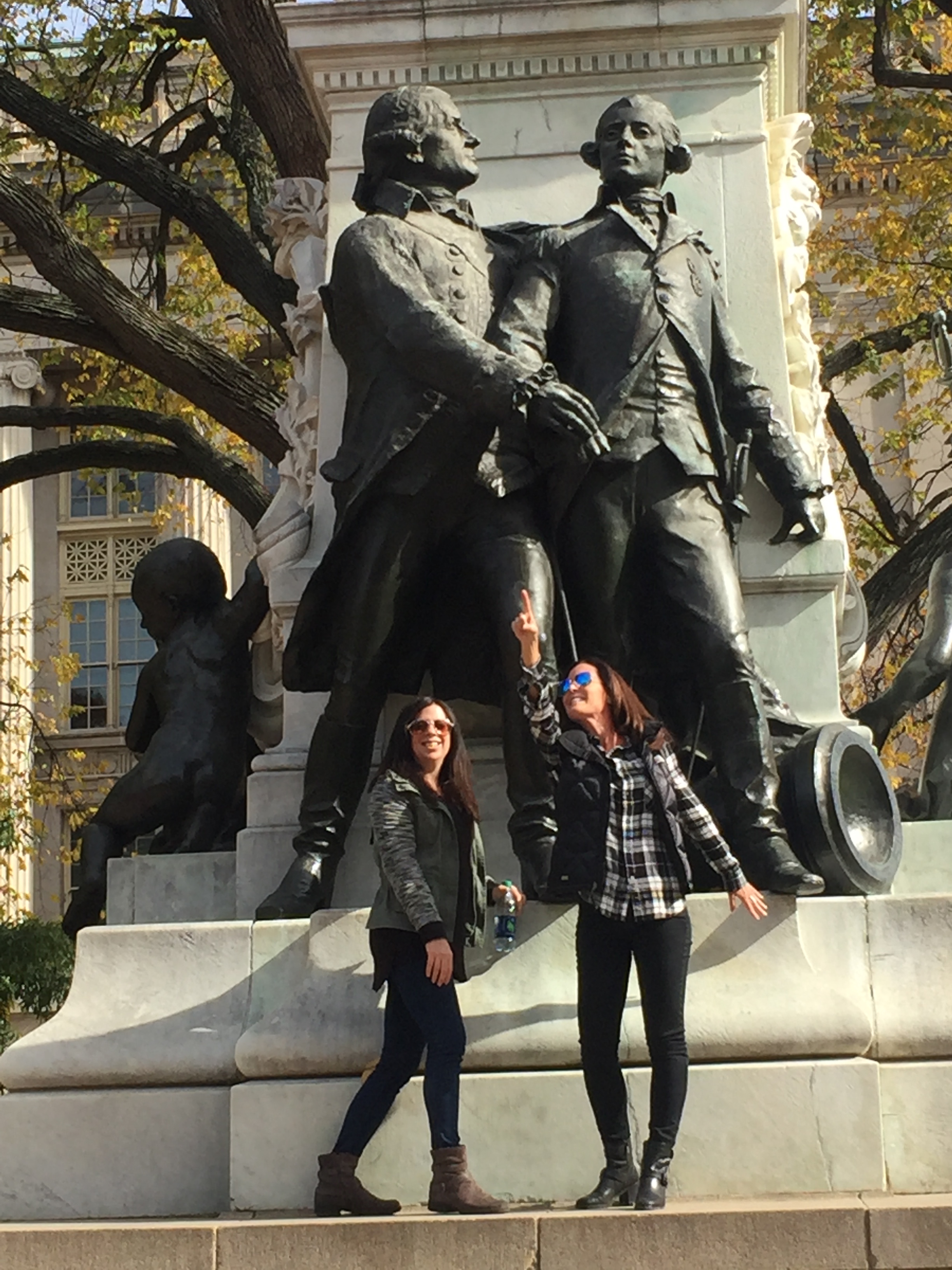 Check out this tall statue! This wonderful trip shows us the history of the country's founding fathers!